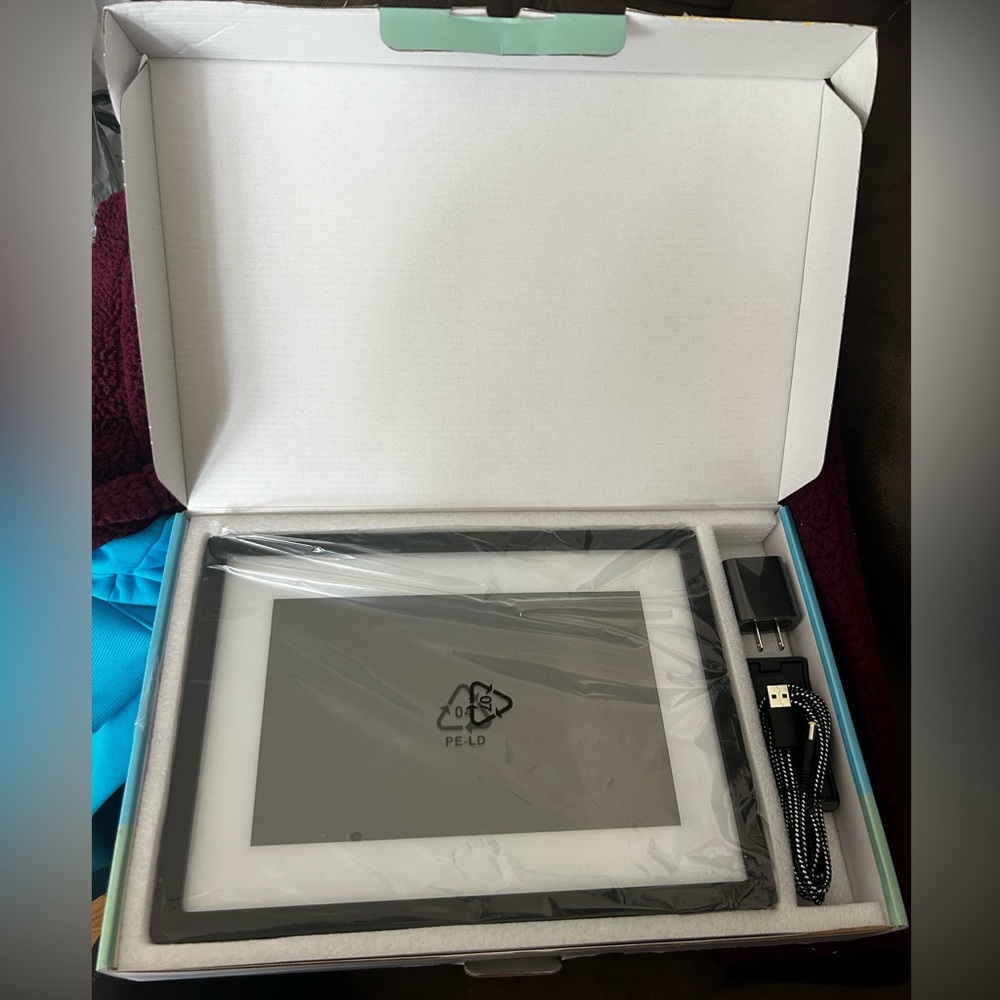 Skylight Digital Picture Frame: WiFi Enabled, Touch Screen - 10 Inch NEW - Picture 1 of 5